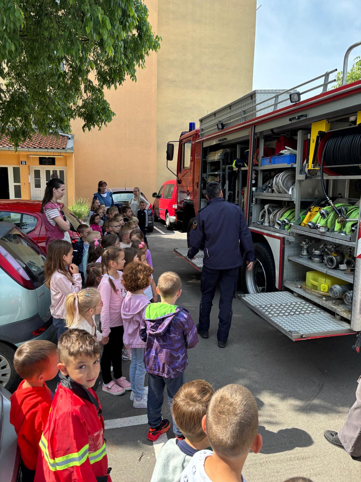 Djelatnik DVD Trilj pokazuje djeci iz vrtića Trilj opremu