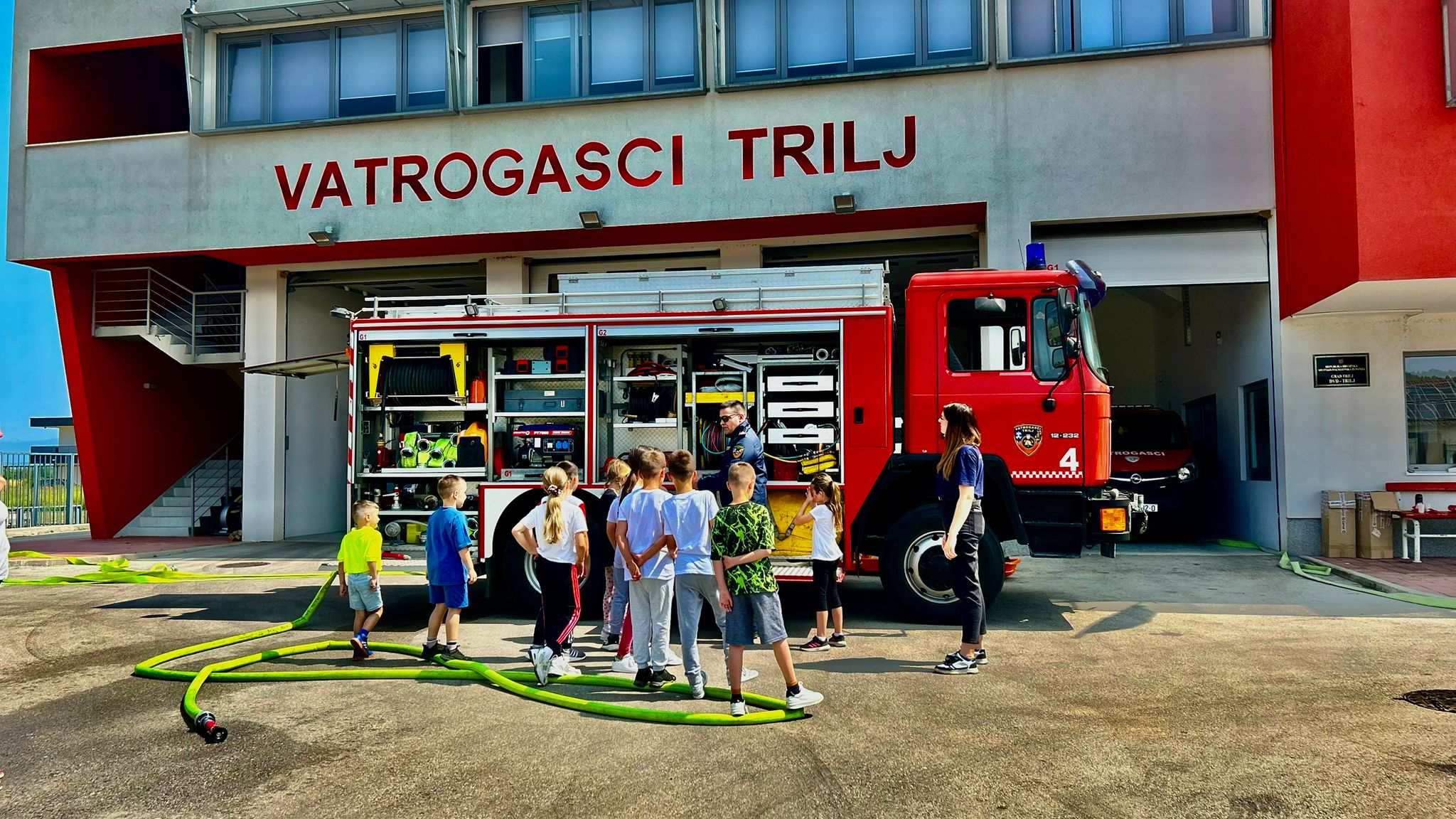 Djeca ispred vatrogasnog doma Trilj