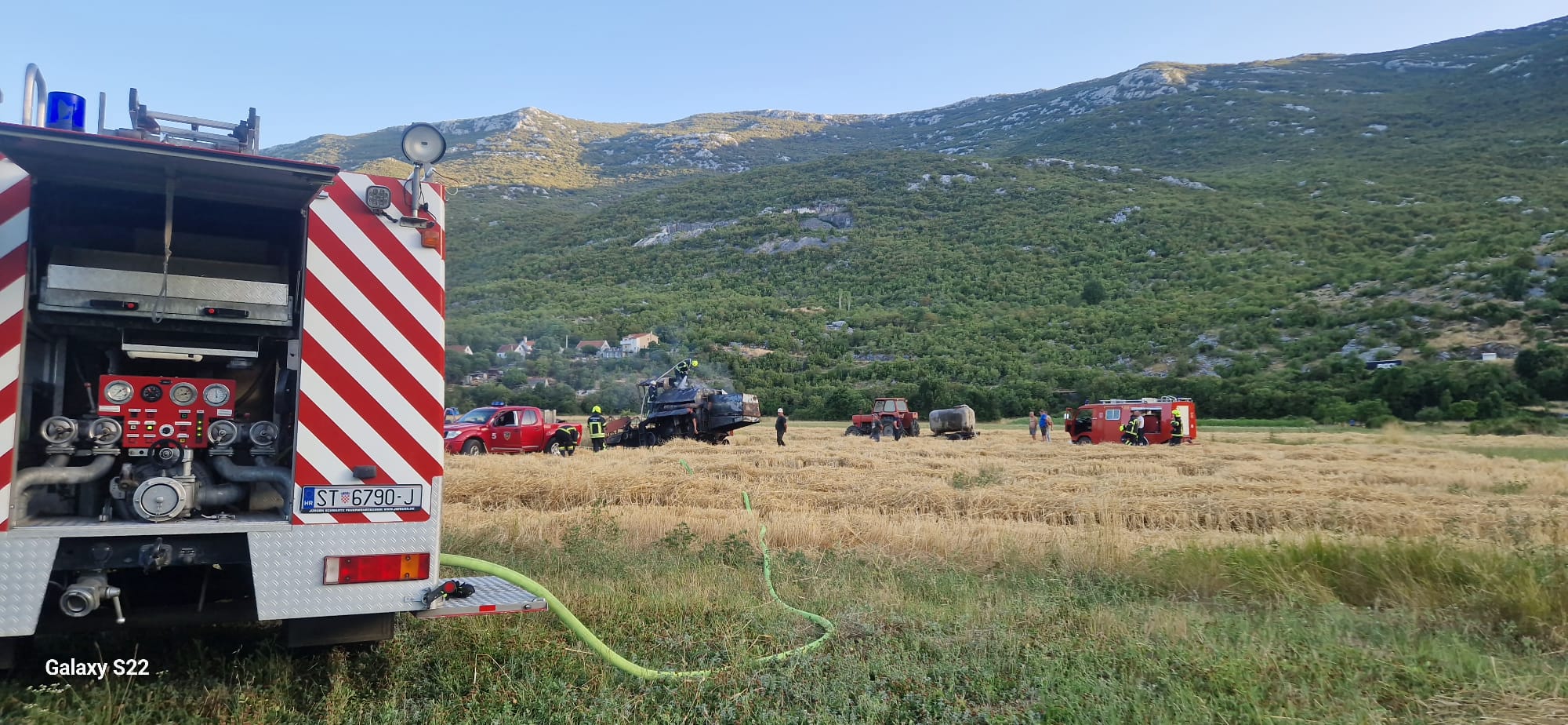 Vatrogasna vozila u polju na intervenciji